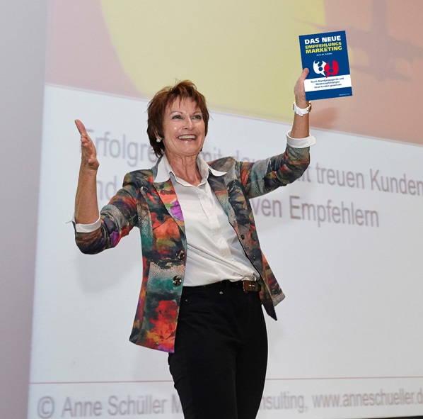 Bestsellerautorin Anne M. Schüller mit ihrem Buch Das neue Empfehlungsmarketing